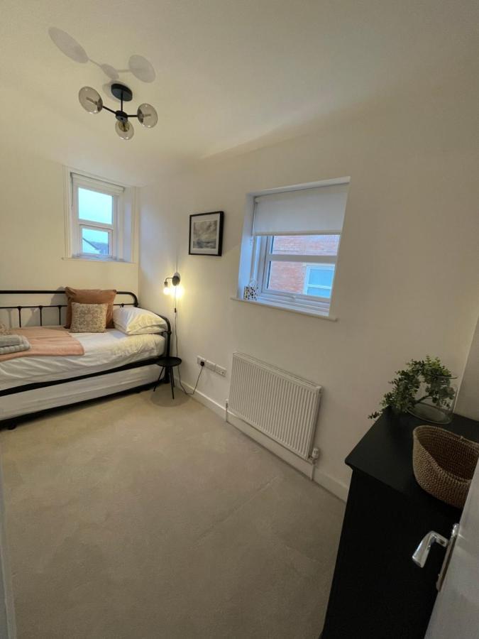 Seaview Flat With Balcony, Spacious 2 Bedroom Вортінг Екстер'єр фото